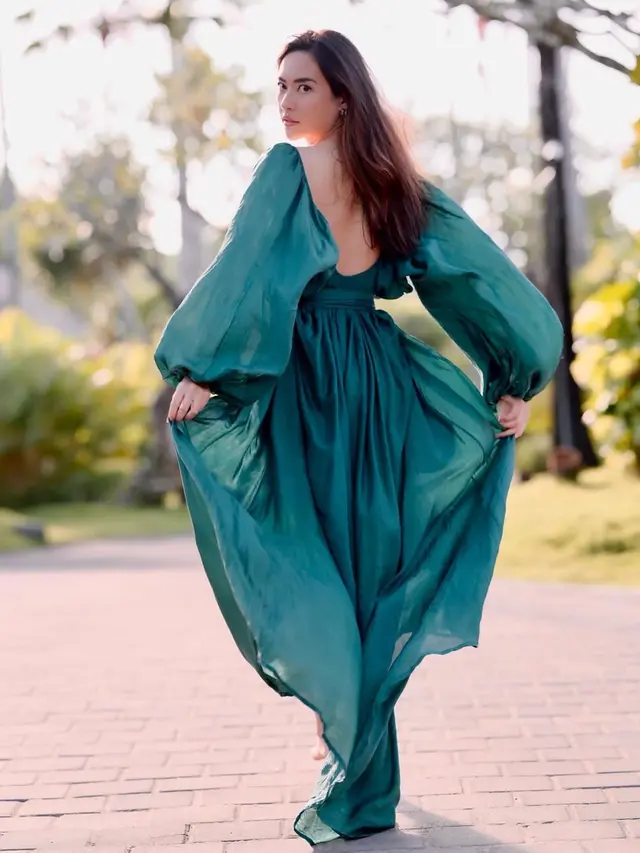 Inspirasi Outfit Warna Hijau Ala Elvira Devinamira/Instagram @elviraelph