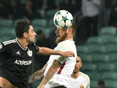 Pemain Qarabag FK. Michel (kiri) berduel dengan pemain AS Roma, Daniele De Rossi pada laga grup C Liga Champions di Baki Olimpiya Stadionu, Baku, (27/9/2017). AS Roma menang 2-1. (AFP/Vano Shlamov)