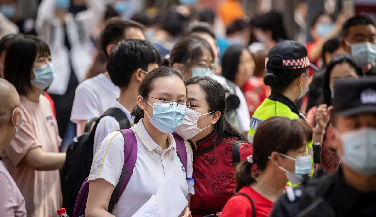 Siswa tiba di sekolah untuk mengikuti Ujian Masuk Perguruan Tinggi Nasional (NCEE), yang dikenal sebagai Gaokao, di Wuhan, di provinsi Hubei tengah China (7/6/2021). (AFP/STR)