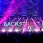 Personil Backstreet Boys Brian Littrell, Nick Carter, AJ McLean, Kevin Richardson, dan Howie Dorough saat tampil di atas panggung selama Jingle Ball 2022 iHeartRadio KISS108 di TD Garden di Boston, Massachusetts (11/12/2022).  (Adam Glanzman/ Getty Images untuk iHeartRadio/AFP)