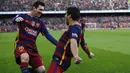 Striker Barcelona, Luis Suarez, bersama Lionel Messi, merayakan gol kemenangan atas Atletico Madrid pada laga La Liga di Stadion Camp Nou, Spanyol, Sabtu (30/1/2016). Barcelona berhasil menang 2-1. (Reuters/Albert Gea)