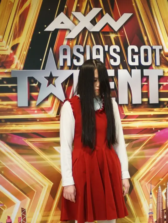 Riana 'The Sacred' saat tampil di Grand Final Asia's Got Talent 2017. Ilusionis asal Indonesia yang dikenal nyentrik dengan gaya khasnya ini berhasil meraih peringkat pertama di Grand Final Asia's Got Talent 2017. (instagram/rianariani)
