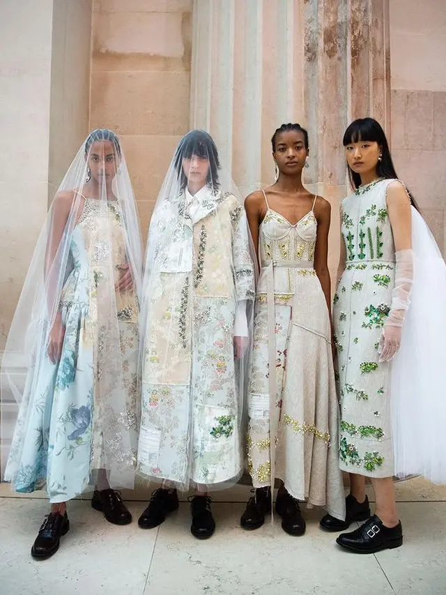 London Fashion Week Diselimuti Duka, Erdem Hadirkan Koleksi Gaun Ratu Elizabeth II Saat Penobatan