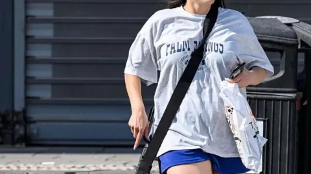 Wanita Israel bawa senjata saat jalan-jalan di Tel Aviv
