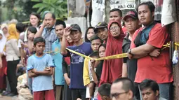 Kerumunan warga setempat menyaksikan rekonstruksi pembunuhan satu keluarga di Bojong Nangka II, Bekasi, Jawa Barat, Rabu (21/11). Rekonstruksi ini terkait pembunuhan satu keluarga dengan tersangka Haris Simamora. (Merdeka.com/Iqbal S. Nugroho)