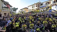 Fans Valentino Rossi berkumpul di Tavullia, Italia. (Corriere.it)