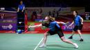 <p>Ganda putri Belanda, Debora Jille/Cheryl Seinen berusaha mengembalikan bola ke arah lawannya, pasangan Indonesia, Apriyani Rahayu/Siti Fadia Silva Ramadhanti pada laga babak 32 besar Daihatsu Indonesia Masters 2024 di Istora Senayan, Jakarta, Selasa (23/1/2024). Debora Jille/Cheryl Seinen menang dua game langsung 21-14, 21-17. (Bola.com/Bagaskara Lazuardi)</p>