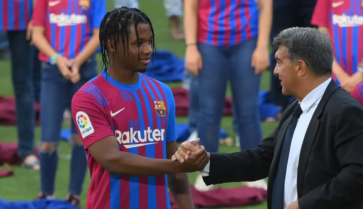 Ansu Fati. Ia merupakan jebolan Akademi La Masia seperti Lionel Messi yang diprediksi memiliki talenta besar seperti La Pulga. Sudah tiga kali berganti nomor, mulai 31, 22 dan kini 17, di masa depan jika terus menampilkan performa yang meningkat, ia layak diberi nomor 10. (Foto: AFP/Lluis Gene)