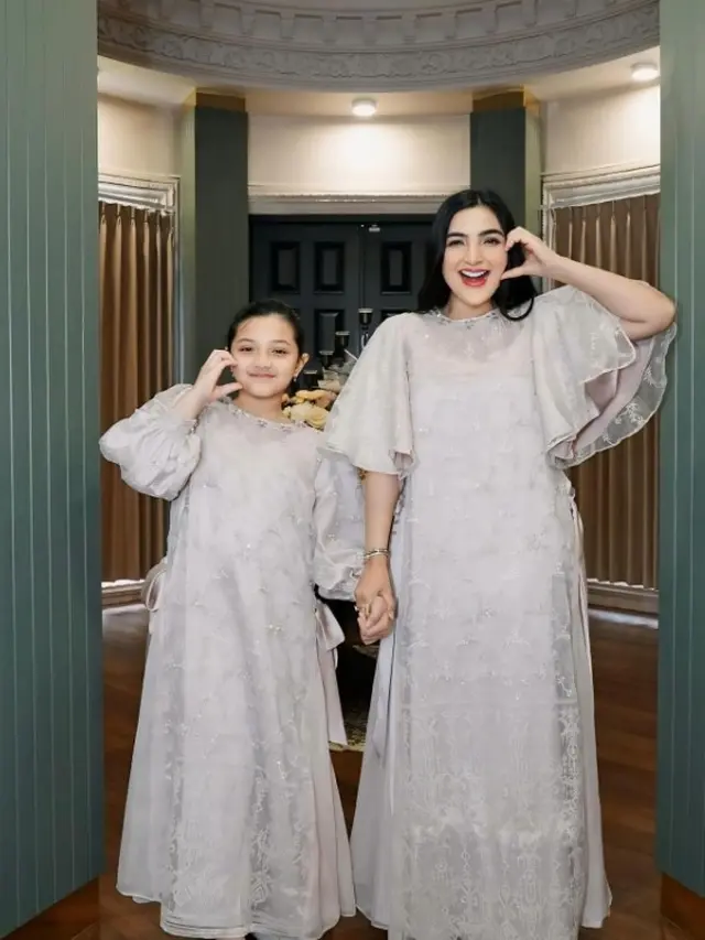 Gaya Artis Wanita Kenakan Gamis saat Rayakan Idul Adha 2025