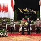 Presiden Joko Widodo (Jokowi) menerima penghargaan International Rice Research Institute (IRRI) atas prestasi   swasembada beras secara tiga tahun berturut-turut di Istana Kepresidenan Jakarta.