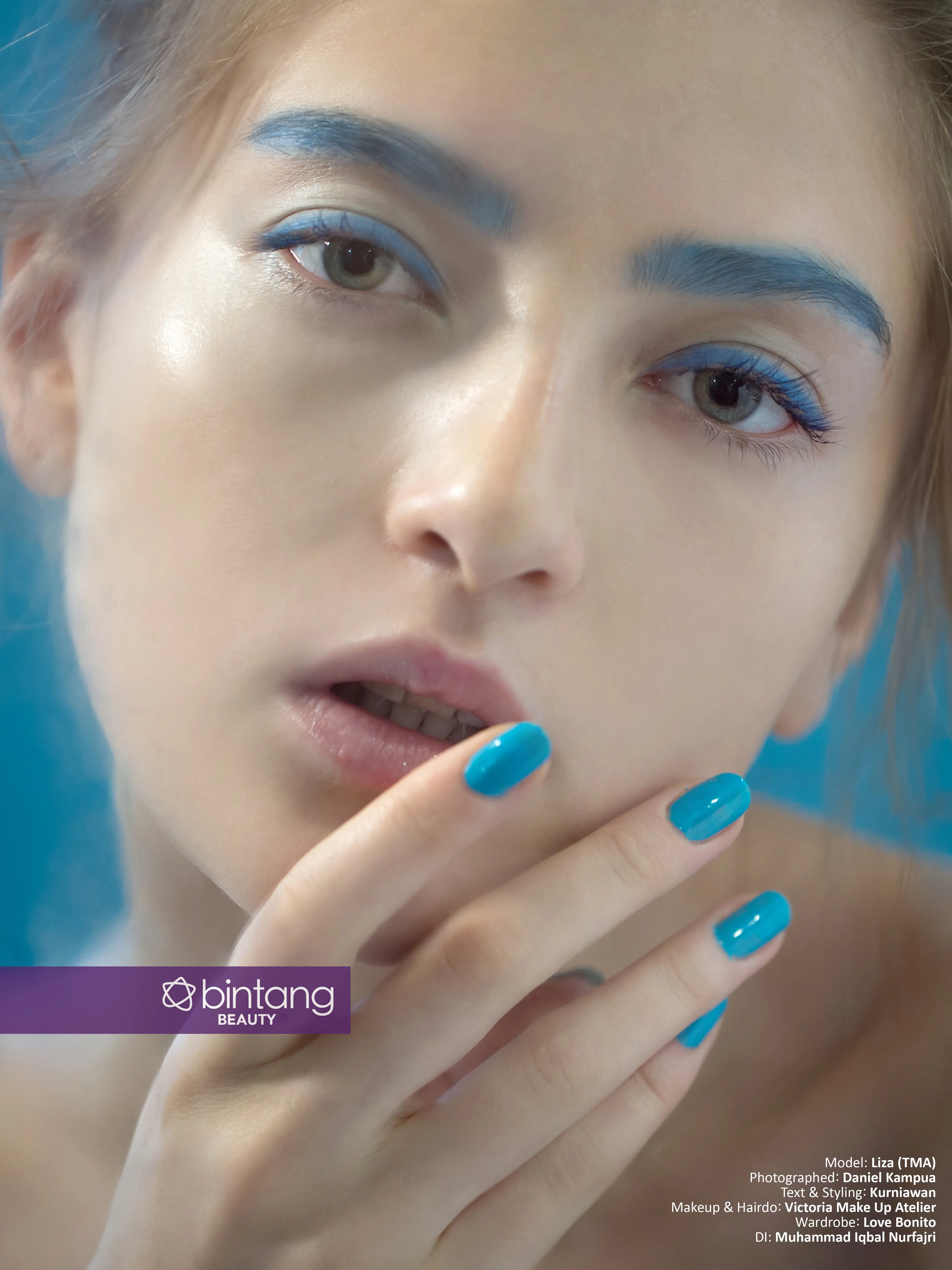 Rasa rindu akan hawa dingin menyejukan memberi inspirasi riasan makeup serba berwarna biru.