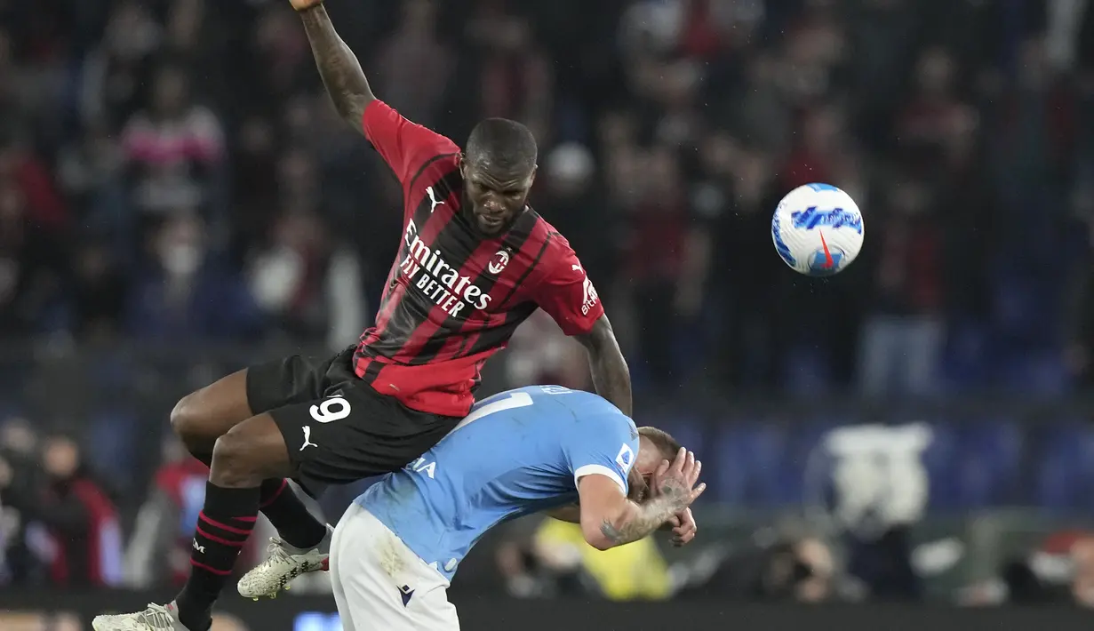 <p>Gelandang AC Milan, Franck Kessie berebut bola dengan gelandang Lazio, Sergej Milinkovic-Savic pada pertandingan lanjutan Liga Serie A Italia di Stadion Olimpiade Roma, Italia, Senin (25/4/2022). AC Milan menang tipis atas Lazio 2-1. (AP Photo/Andrew Medichini)</p>