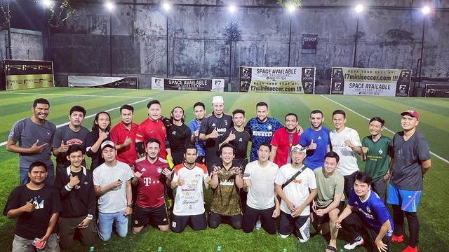 Teuku Wisnu salat berjamaah di lapangan sepak bola (https://www.instagram.com/p/CZavcoQlPPv/)