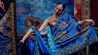 Cerita Nadine Chandrawinata Kenalkan Kain Batik ke Anak, dari Main Bareng hingga Padu Padan Busana