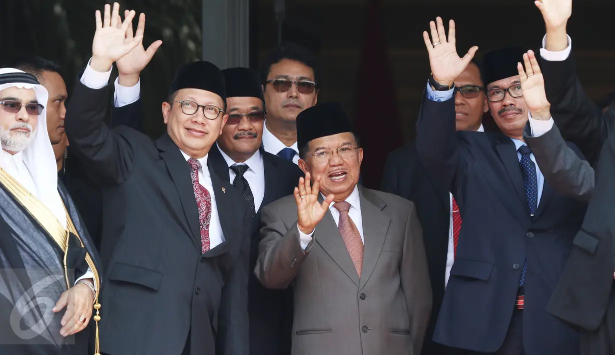 Wapres Jusuf Kalla didampingi Menteri Agama Lukman Hakim Saifuddin usai mengantar Raja Arab Saudi Salman bin Abdulaziz al Saud di Bandara Halim Perdanakusuma, Jakarta, Sabtu (4/3). (Liputan6.com/Angga Yuniar)