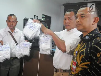 Petugas kepolisian Negara Republik Demokratik Timor Leste (RDTL) menunjukkan sampel prekursor ke Laboratorium Narkotik BNN di Jakarta, Jumat (9/2). Penyerahan sampel prekursor guna mengetahui kandungan dari bahan tersebut. (Liputan6.com/Herman Zakharia)