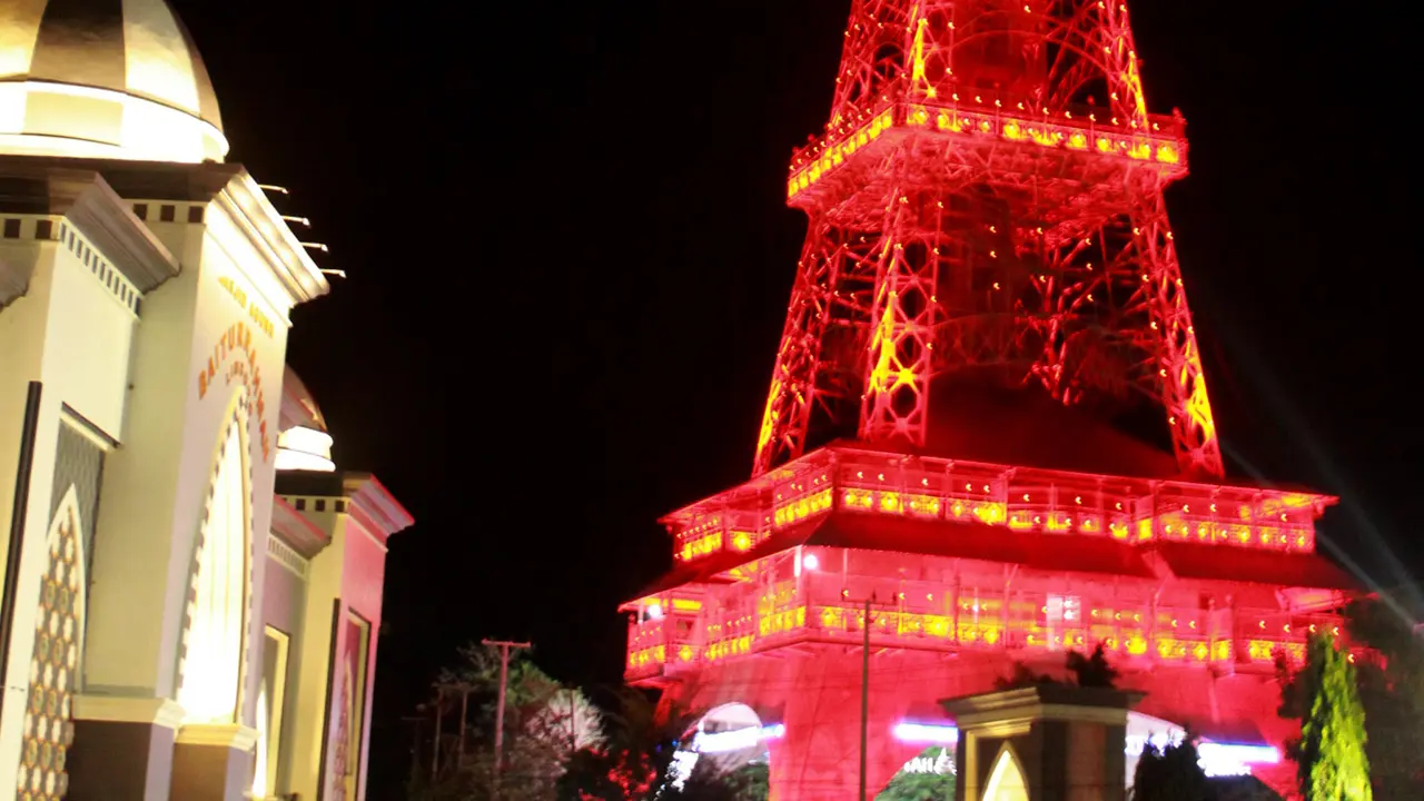 Pesona Cahaya Menara Eiffel Gorontalo
