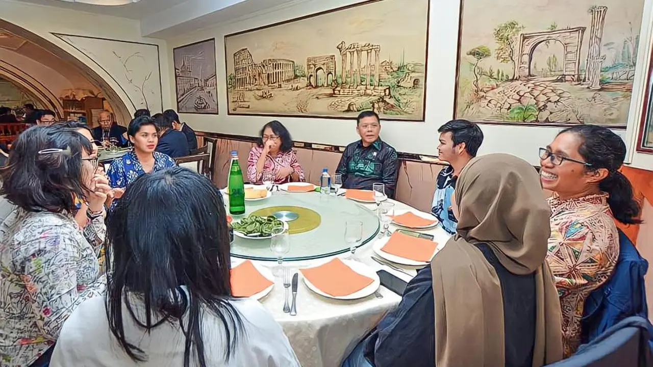 Plt Ketua Umum Partai Persatuan Pembangunan (PPP) Muhamad Mardiono bersilaturahmi dengan Warga Negara Indonesia (WNI) usai melakukan kunjungan kerja sebagai Utusan Khusus Presiden (UKP), di Roma, Italia (Istimewa)