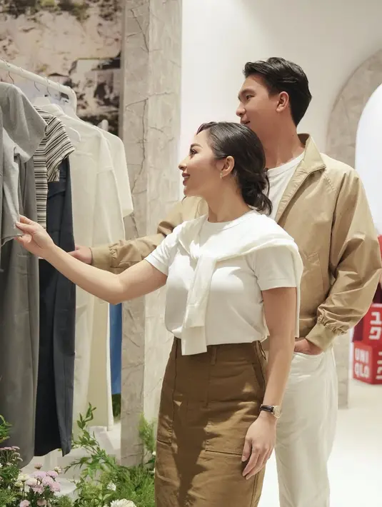 Nikita Willy mengenakan atasan t shirt putih dengan aksen cardigan yang hanya diikat di pundaknya.  [@nikitawillyofficial94]