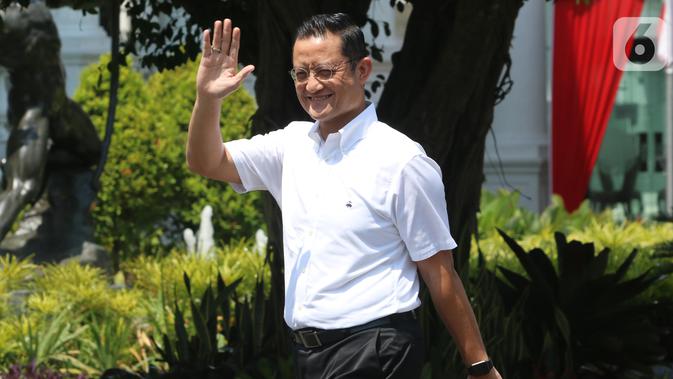 Politisi PDIP Ari Batubara melambaikan tangan saat tiba di Istana Negara, Selasa (22/10/2019). Kedatangan Ari Batubara menyusul sejumlah tokoh yang sebelumnya datang ke Istana terkait penetapan Calon Menteri Kabinet Kerja Jilid 2. (Liputan6.com/Angga Yuniar)