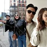 Dua pasutri Atta Halilintar-Aurel Hermansyah dan Thariq Halilintar-Aaliyah Massaid tengah menikmati momen liburan di Spanyol. [@aurelie.hermansyah].