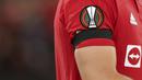 Pita hitam terikat di lengan-lengan pemain tim Liga Inggris seperti yang digunakan oleh salah satu penggawa Manchester United, Harry Maguire saat bertanding melawan Real Sociedad di Liga Europa pada Kamis (8/9/2022) waktu setempat. (AP/Dave Thompson)