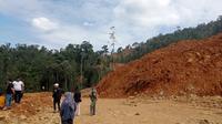Penambang liar nekat menerobos salah satu lokasi perbukitan dalam kawasan hutan lindung di Kecamatan Langgikima Konawe Utara.