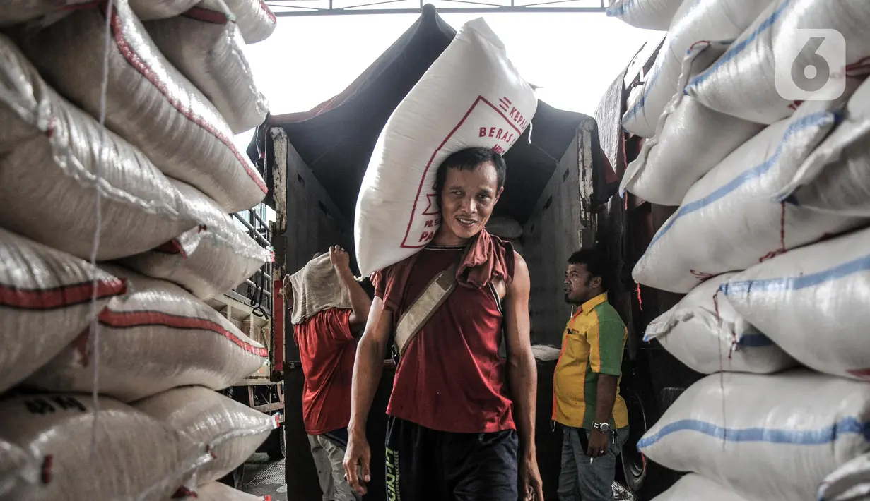 Pekerja saat bongkar muat karung berisi beras di Pasar Induk Cipinang, Jakarta Timur, Kamis (8/9/2022). Kenaikan harga BBM bersubsidi berdampak pada melonjaknya harga beras di Pasar Induk Cipinang hingga Rp 2.000 - Rp 3.000 per kilogram akibat bertambahnya biaya transportasi. (merdeka.com/Iqbal S. Nugroho)