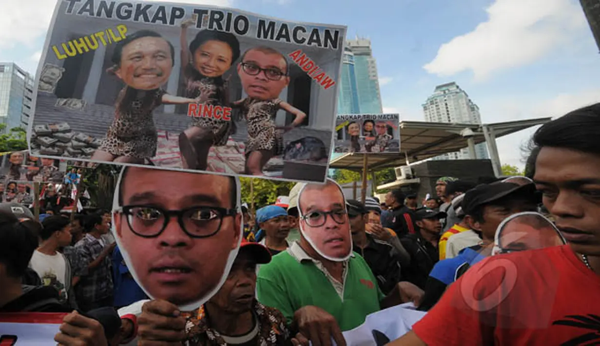 Dalam aksinya di depan Gedung KPK, Jakarta, mereka meminta Presiden Joko Widodo untuk memberhentikan sejumlah pejabat di kalangan pemerintahan dan lembaga yang diduga terlibat tindak pidana, Jumat (6/2/2015). (Liputan6.com/Herman Zakharia)