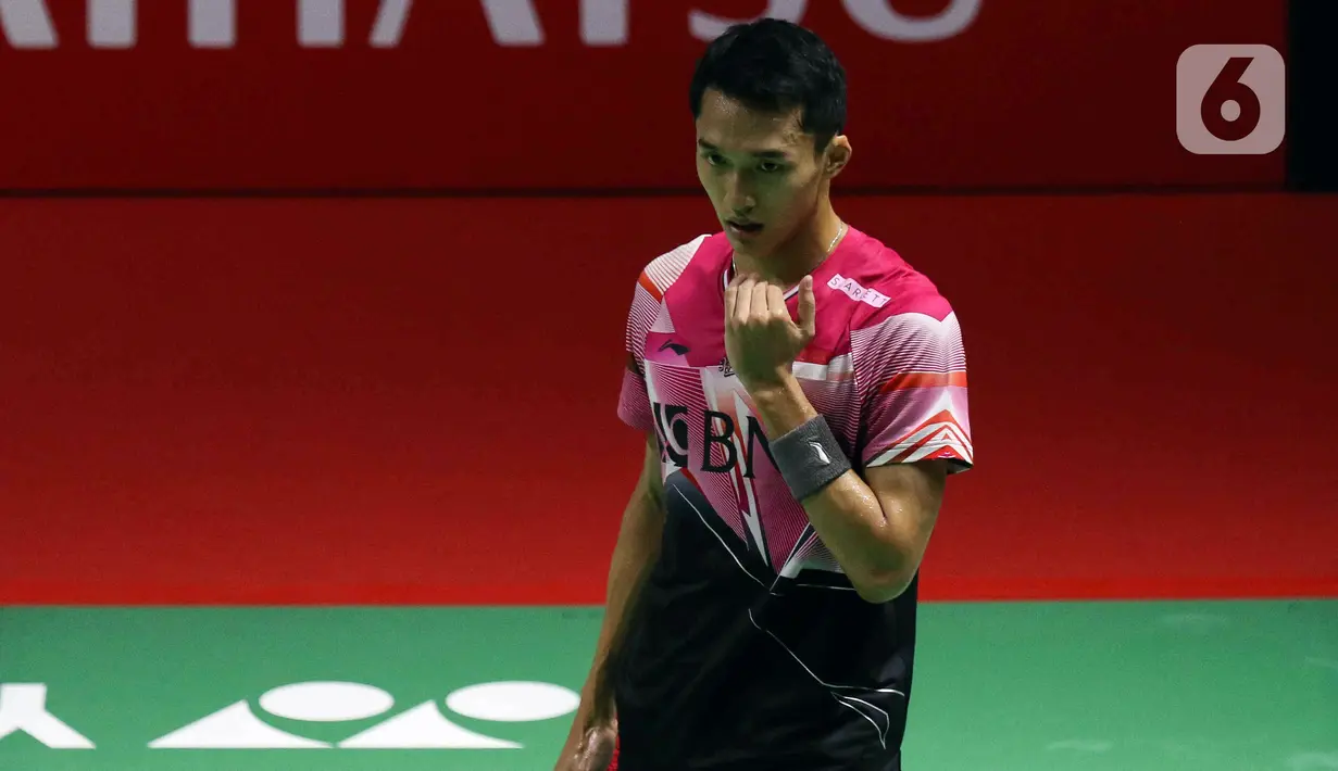 Pebulu tangkis tunggal putra Indonesia Jonatan Christie saat bertanding melawan sesama pebulu tangkis tunggal putra Indonesia Shesar Hiren Rhustaviti pada babak 16 besar turnamen Daihatsu Indonesia Masters 2023 di Istora Senayan, Jakarta, Kamis (26/1/2023). Jonatan Christie menang atas Shesar Hiren Rhustavito dengan skor 21-16 dan 21-15. (Liputan6.com/Herman Zakharia)