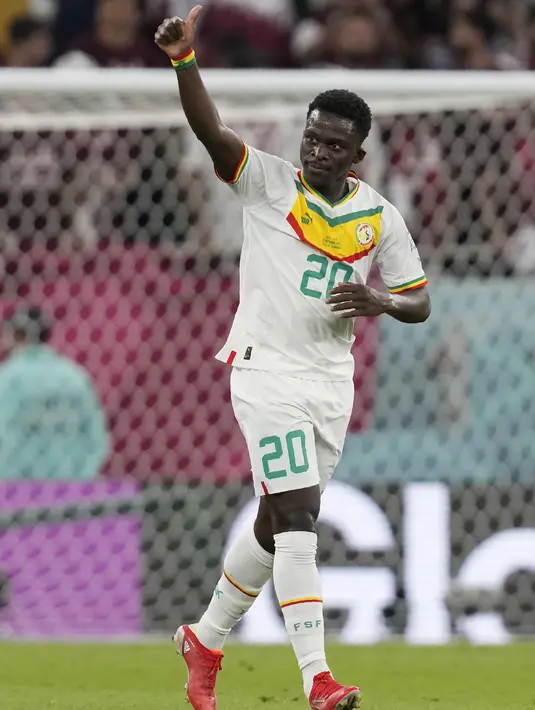 Penyerang Senegal, Bamba Dieng berselebrasi setelah mencetak gol ke gawang Qatar pada pertandingan grup A Piala Dunia 2022 di Stadion Al Thumama di Doha, Qatar, Jumat (25/11/2022). Senegal menang atas tuan rumah Qatar dengan skor 3-1. (AP Photo/Thanassis Stavrakis)