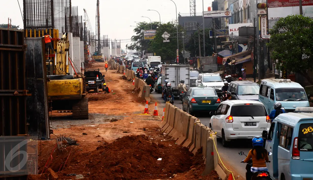Sejumlah alat berat beroperasi menyelesaikan proyek jalan tol Bekasi-Cawang-Kampung Melayu (Becakayu) di Kalimalang, Jakarta, Sabtu (27/6). Pengerjaan proyek tersebut dikebut untuk mengantisipasi kemacetan ketika musim mudik. (Liputan6.com/Johan Tallo)