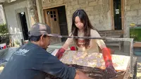 Merawat Tradisi Batik Lewat Gaya Anak Muda