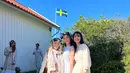 Di sisi lain, tak sedikit pula netizen yang dibuat terpana oleh kecantikan Raline Shah saat merayakan festival Midsommar. [Foto: IG/ralineshah].