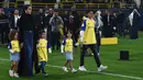 Georgina Rodriguez, tiba menjelang diperkenalkannya sang kekasih yang juga peseoakbola asal Portugal, Cristiano Ronaldo sebagai pemain baru Al Nassr di Stadion Mrsool Park, di ibu kota Saudi, Riyadh, Selasa (3/1/2023). Georgina Rodriguez terlihat berjalan ke tengah lapangan sambil membawa keempat anaknya. (Photo by AFP)