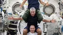 Gambar yang diberikan oleh NASA pada 25 Februari 2018 ini menunjukkan kosmonot Rusia Alexander Iturkin (bawah) serta astronot NASA Mark Vande Hei (tengah) dan Joe Joe (atas) berpose di Stasiun Luar Angkasa Internasional. (NASA via AP)
