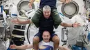 Gambar yang diberikan oleh NASA pada 25 Februari 2018 ini menunjukkan kosmonot Rusia Alexander Iturkin (bawah) serta astronot NASA Mark Vande Hei (tengah) dan Joe Joe (atas) berpose di Stasiun Luar Angkasa Internasional. (NASA via AP)