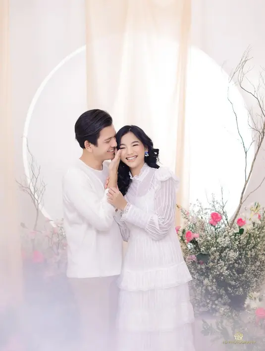 Foto berlatar bunga warna pink menambah suasana romantis [@fdphotography90]