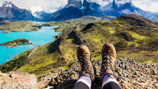 Ilustrasi mendaki gunung