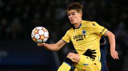 Charles De Ketelaere merupakan gelandang muda andalan Brugge KV sebagai pemuncak klasemen Liga Belgia musim ini. Ia juga tercatat telah memberikan 25 gol kontribusi dengan rincian mencetak 16 gol dan 9 assist dalam 38 laga pada musim ini. (AFP/Franck Fife)