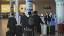 Di Israel, Bandara Internasional Ben Gurion, yang sempat menjadi satu dari beberapa target serangan Iran, kembali terlihat dipadati calon penumpang pada Rabu 25 Juni 2025. (Foto AP/Ohad Zwigenberg)