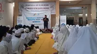 Penggerak Milenial Indonesia (PMI) menggelar agenda bantuan sosial dan santunan untuk anak yatim piatu, di Yayasan Pesantren Yatim Piatu Madinah, Pamulang, Tangerang Selatan, Selasa (2/4/2024). (Foto: Istimewa).