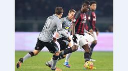 Striker AC Milan, Mario Balotelli, dibayangi para pemain Alessandria dalam leg pertama semifinal Coppa Italia di Stadion Olimpico, Roma, Rabu (27/1/2016) dini hari WIB. (EPA/Alessandro Di Marco)