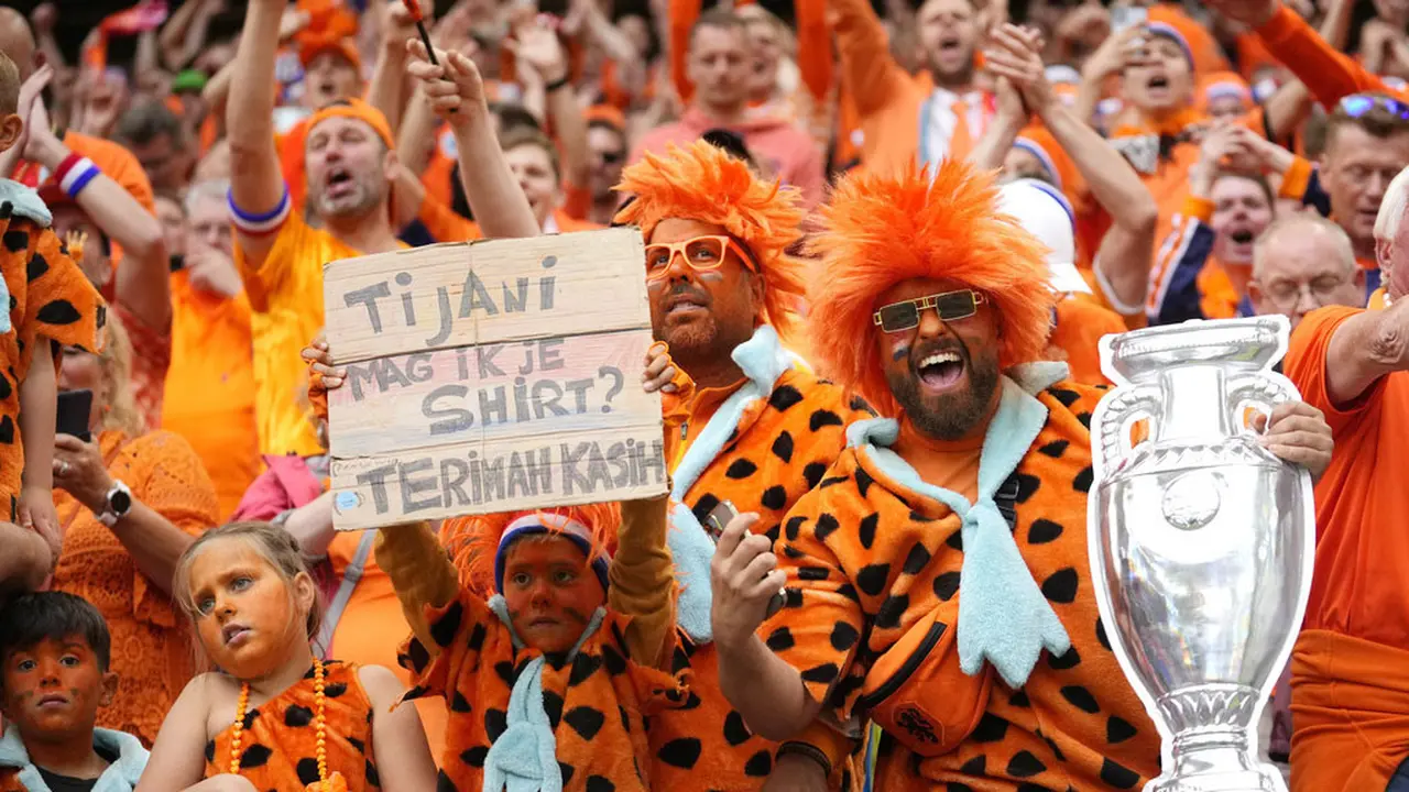 Foto: Momen Gokil Suporter Timnas Belanda Orenkan Jerman di Euro 2024