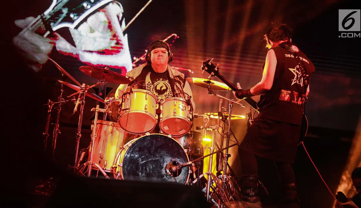 Aksi panggung gitaris dan drummer band Koil dalam acara Synchronize Festival dikawasan Jiexpo, Jakarta, Jumat (5/10). Koil membawakan lagu-lagu andalanya seperti 'Aku lupa aku luka','Kenyataan dalam dunia fantasi'. (Liputan6.com/Faizal Fanani)