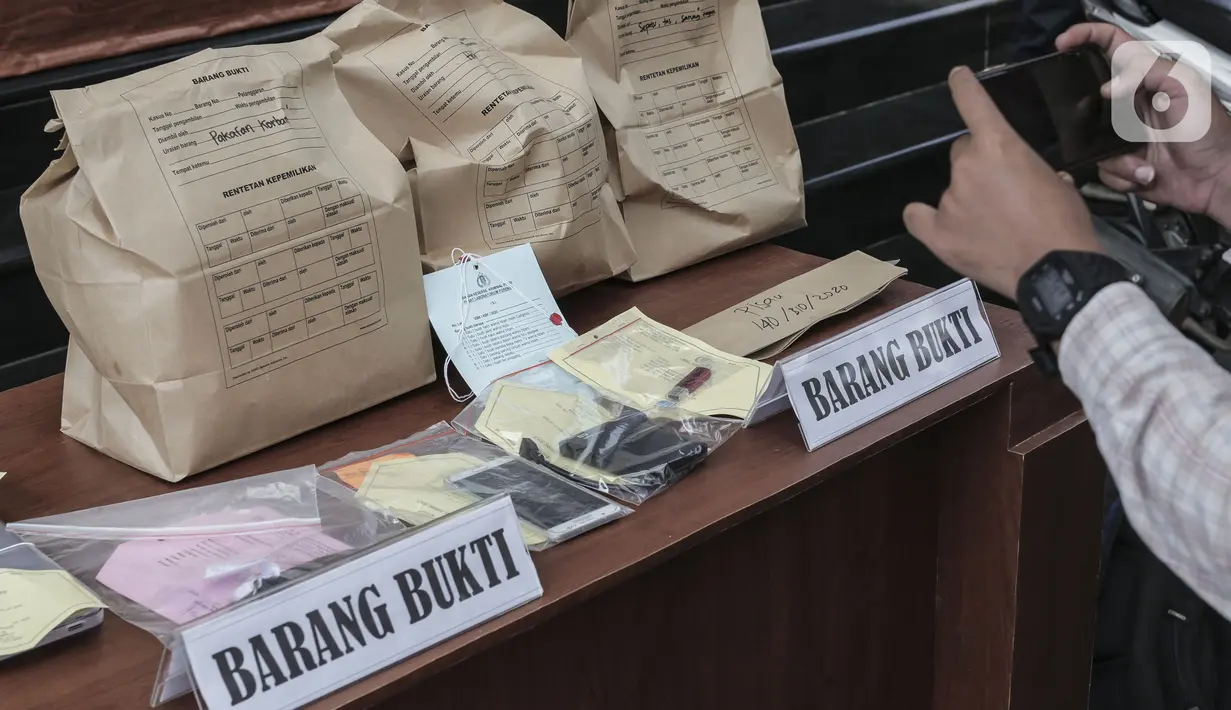 Barang bukti kasus meninggalnya editor Metro TV Yodi Prabowo diperlihatkan di Polda Metro Jaya, Sabtu (25/7/2020). Dari sejumlah fakta yang ditemukan, polisi menyimpulkan editor Metro TV Yodi Prabowo meninggal karena bunuh diri. (Liputan6.com/Johan Tallo)