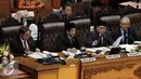 Ketua DPR Ade Komarudin (kedua kanan) mengesahkan RUU Pengampunan Pajak (Tax Amnesty) dan RAPBNP 2016 saat memimpin sidang Paripurna DPR, Jakarta, Selasa (28/6). Sidang tersebut dihadiri 261 anggota DPR dari total 558 anggota. (Liputan6.com/Johan Tallo)