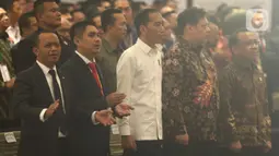 Presiden Joko Widodo (tengah) menghadiri pelantikan pengurus Himpunan Pengusaha Muda Indonesia (HIPMI) periode 2019-2024, di Jakarta, Rabu (15/1/2020). Tema Hipmi kali ini adalah peningkatan kualitas SDM pengusaha muda Indonesia menyambut era bonus demografi. (Liputan6.com/Angga Yuniar)