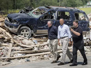 Presiden AS Barack Obama mengunjungi wilayah yang dilanda topan 27 April lalu di Vilonia, Arkansas, Rabu (7/5/14). (AFP PHOTO/Brendan SMIALOWSKI)