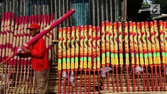 Pekerja menjemur hio yang di produksi di Tangerang, Banten, Rabu (7/2). Jelang perayaan imlek pembuat hio mulai kebanjiran pesanan untuk memenuhi kebutuhan kelenteng dengan harga berkisar 12 hingga 16 ribu tergantung ukuran. (Liputan6.com/Angga Yuniar)